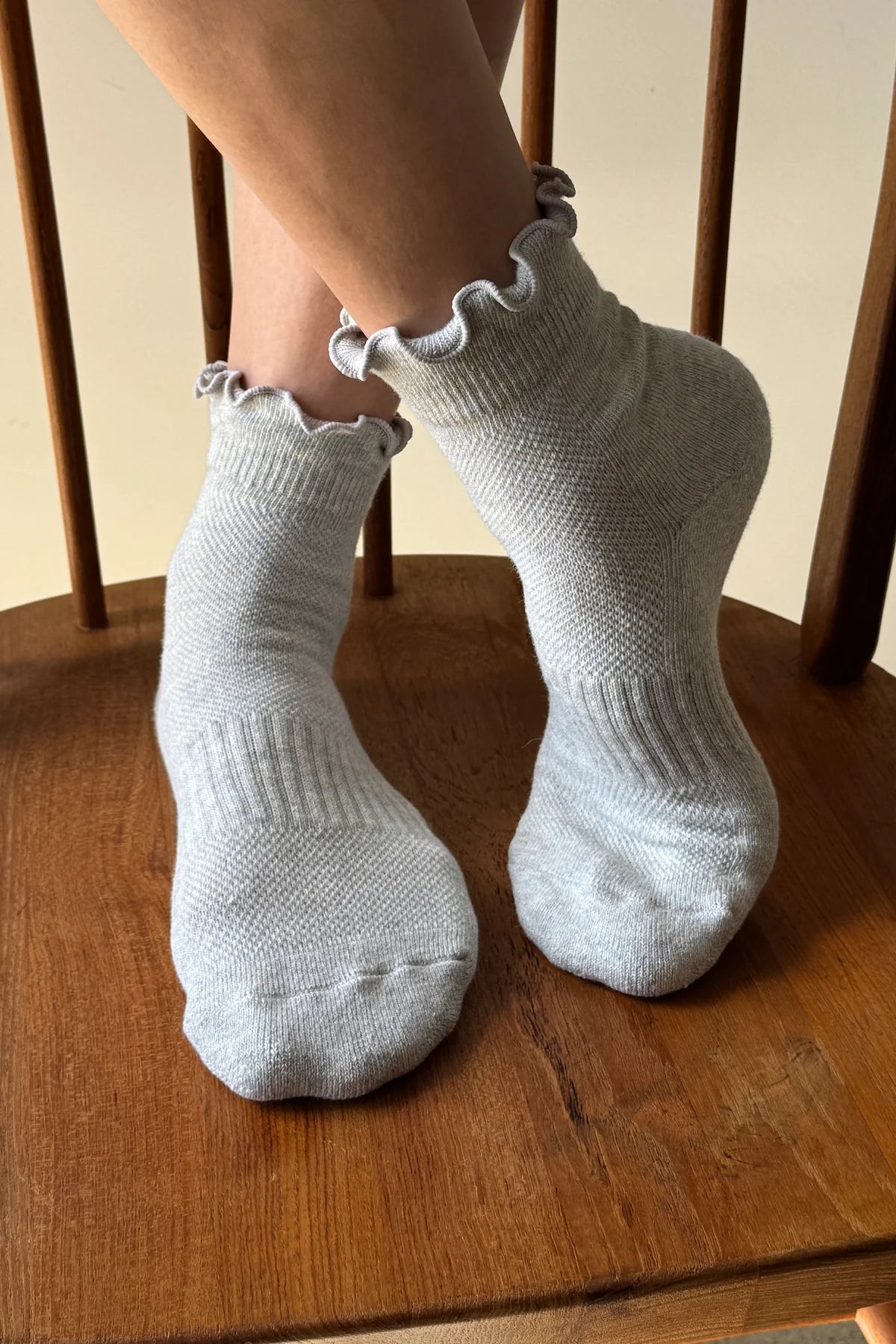 LEBON SHOPPE RUFFLED HUGGER CREW SOCK GREY