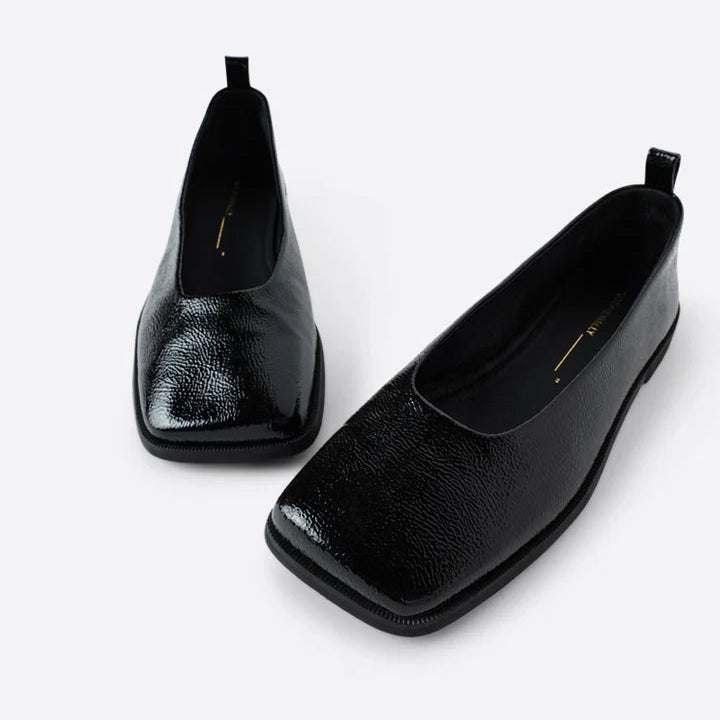 INTENTIONALLY BLANK SAUCER IN BLACK PATENT