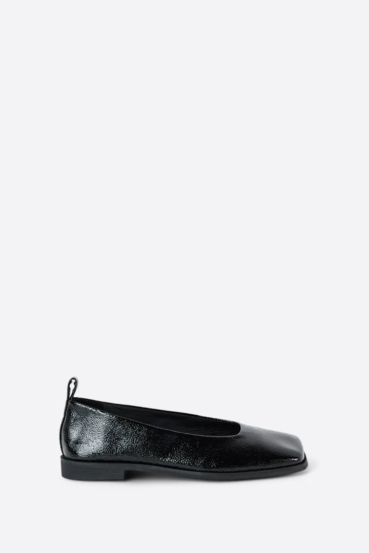 INTENTIONALLY BLANK SAUCER IN BLACK PATENT