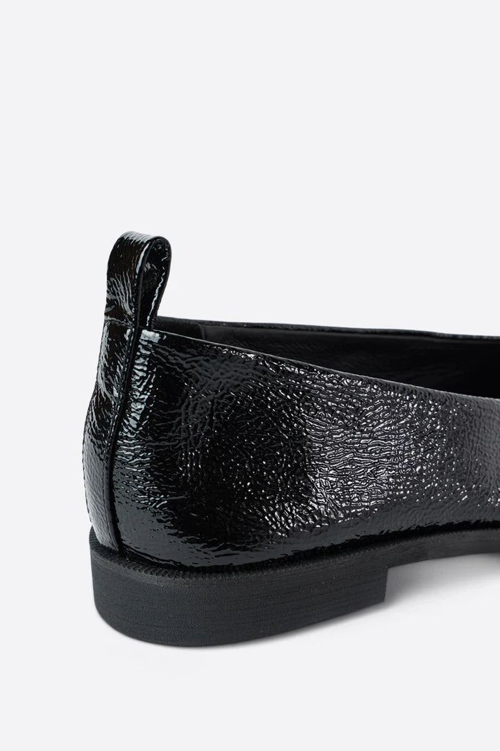 INTENTIONALLY BLANK SAUCER IN BLACK PATENT