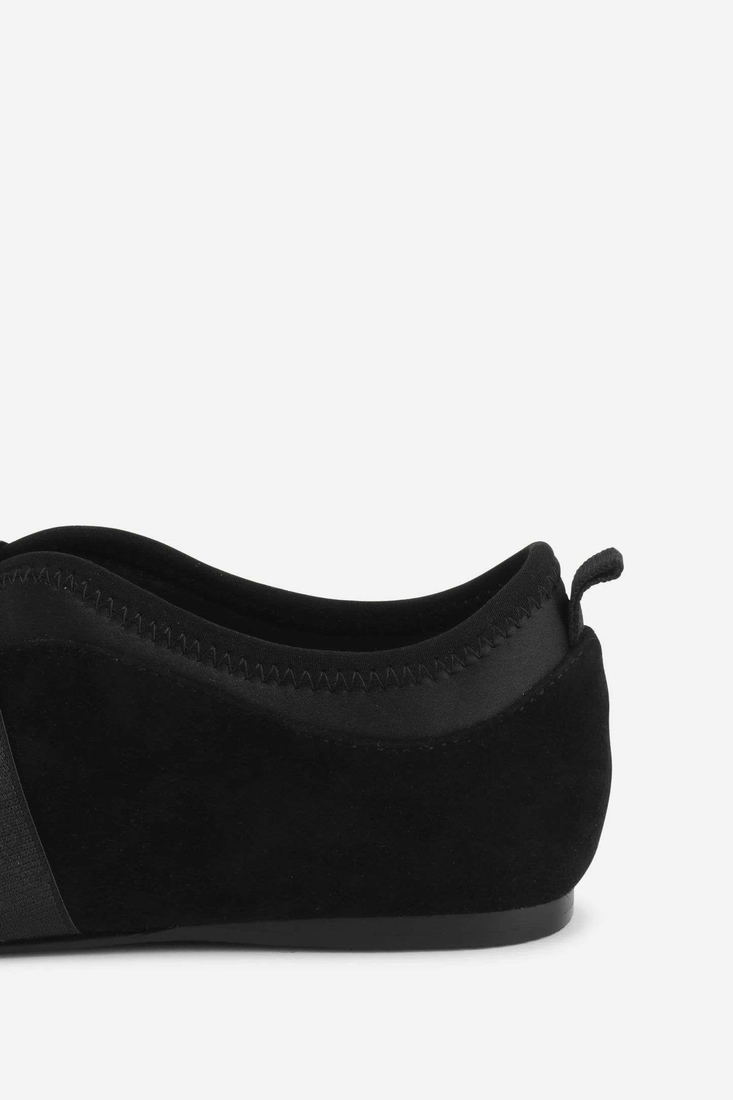 INTENTIONALLY BLANK SPORTY FLAT IN BLACK