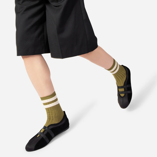 INTENTIONALLY BLANK SPORTY FLAT IN BLACK