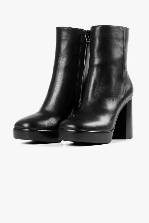 ALL BLACK SLEEK GLAMOUR BOOTIE