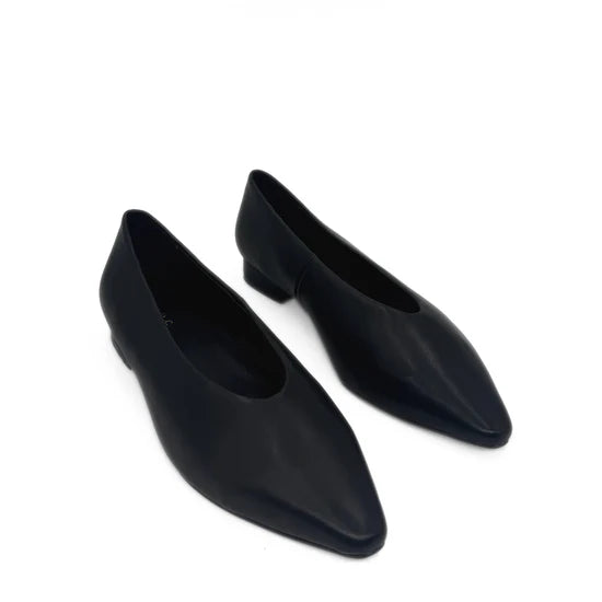 AMIE RAFA REILY POINTED TOE FLAT BLACK LEATHER