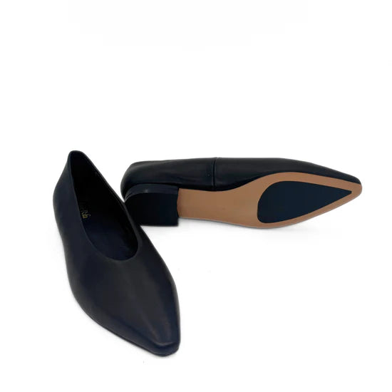 AMIE RAFA REILY POINTED TOE FLAT BLACK LEATHER