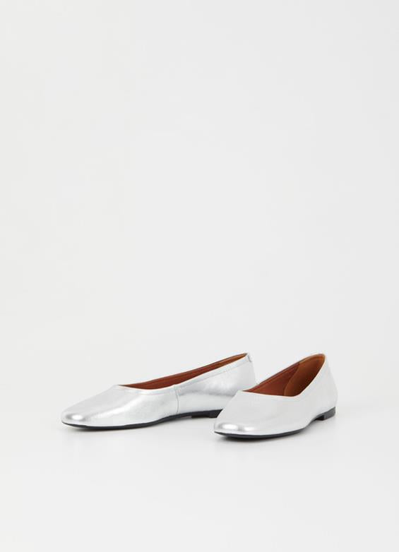 VAGABOND JOLIN PLAIN FLATS IN SILVER