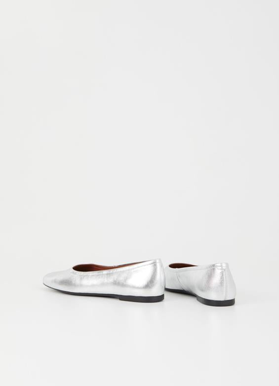 VAGABOND JOLIN PLAIN FLATS IN SILVER