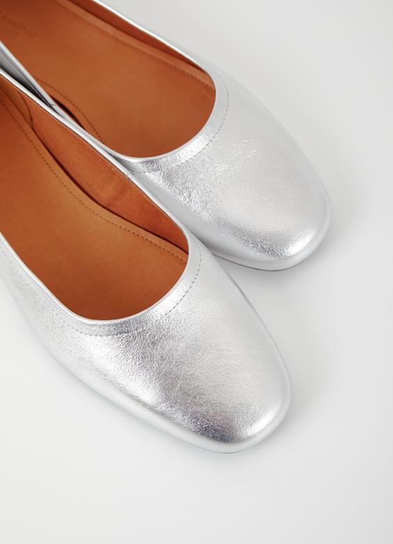 VAGABOND JOLIN PLAIN FLATS IN SILVER