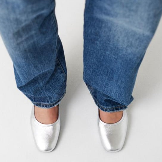 VAGABOND JOLIN PLAIN FLATS IN SILVER