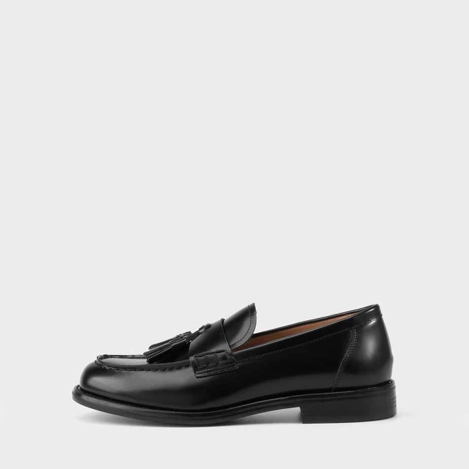 VAGABOND LINN TASSLE LOAFERS IN BLACK SHINE