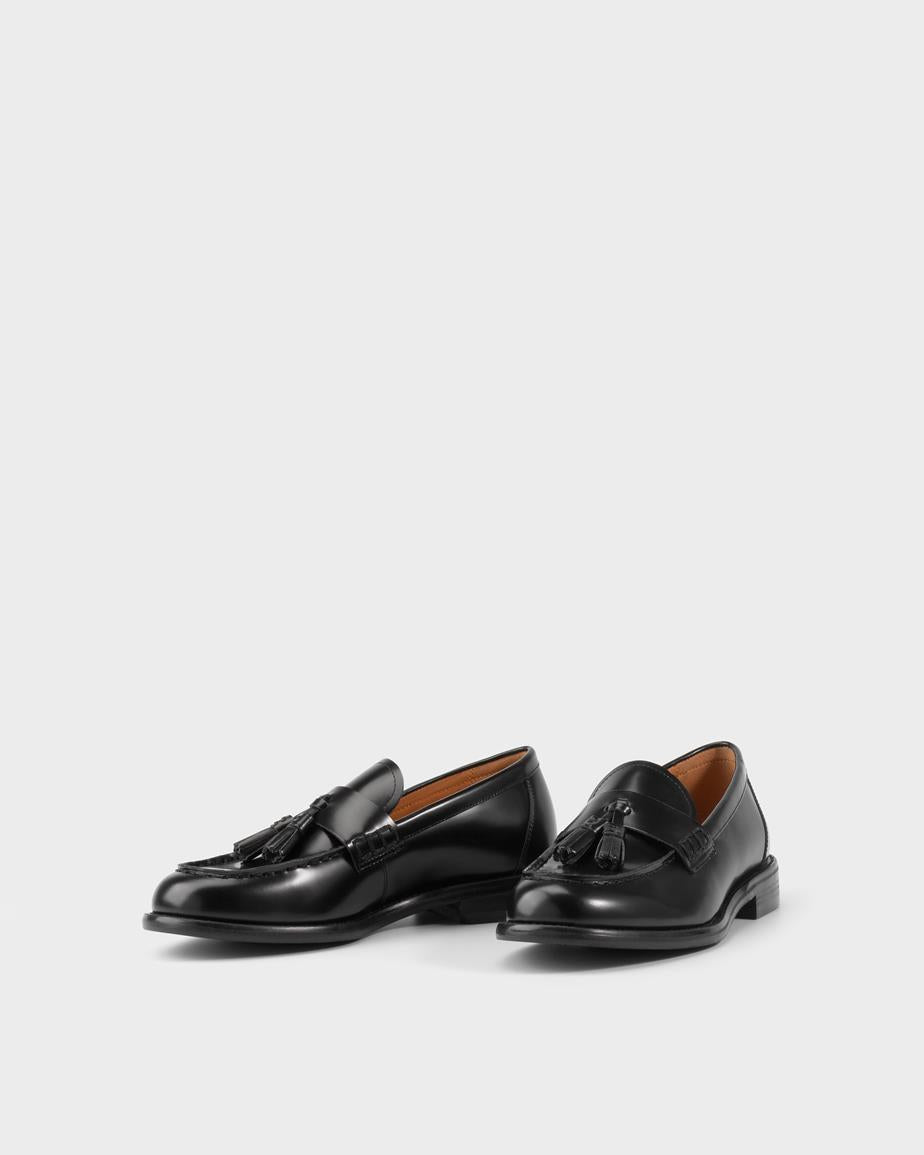 VAGABOND LINN TASSLE LOAFERS IN BLACK SHINE