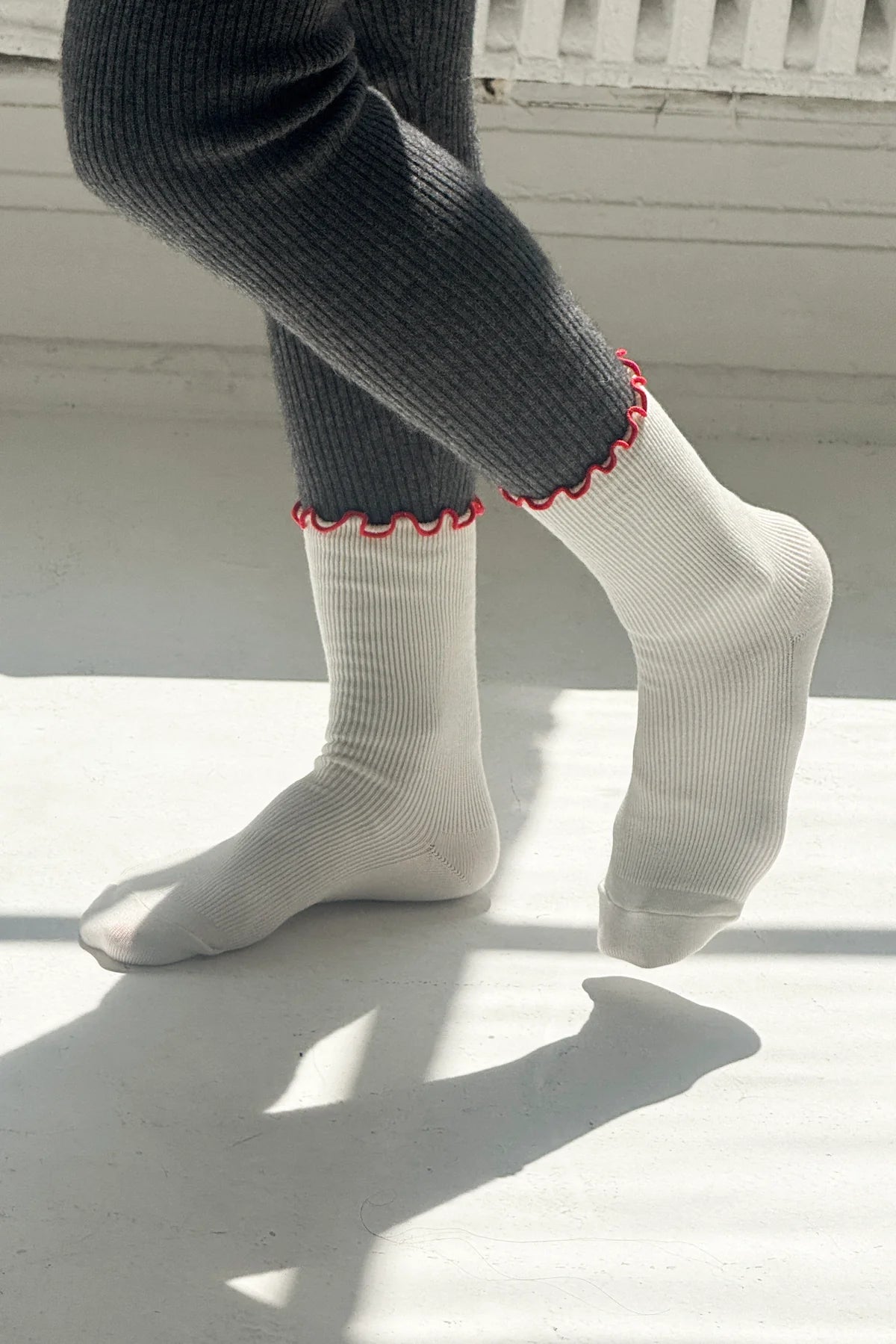 LEBON SHOPPE RUFFLE MODEL SOCKS CREAM RED EDGE
