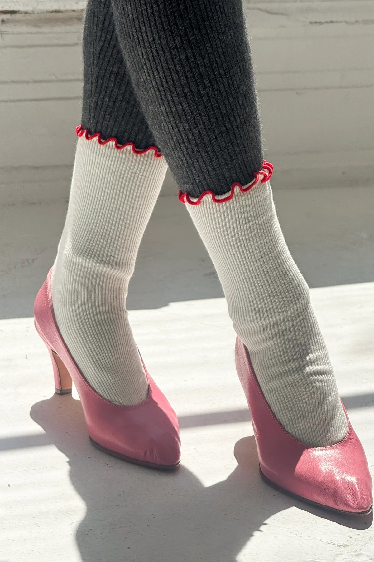 LEBON SHOPPE RUFFLE MODEL SOCKS CREAM RED EDGE