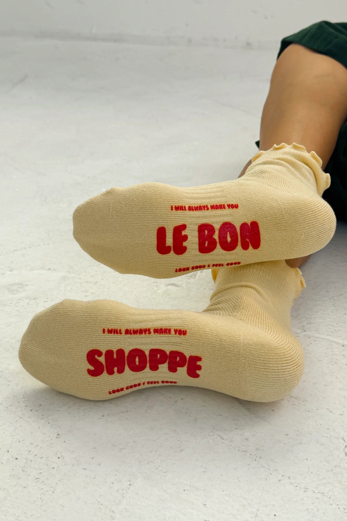 LEBON SHOPPE RUFFLED HUGGER CREW SOCK BANANA RED - Shoe Market NYC