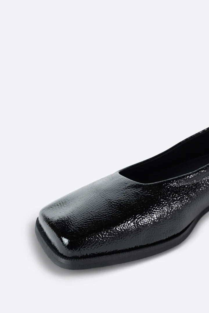 INTENTIONALLY BLANK SAUCER FLATS IN CAPRI AND BLACK PATENT