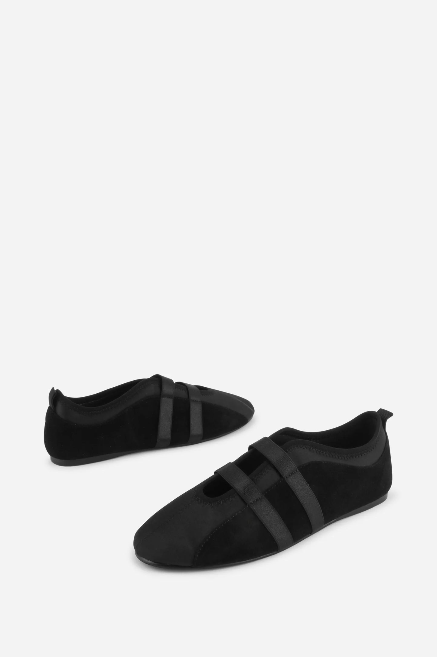 INTENTIONALLY BLANK SPORTY FLAT IN BLACK