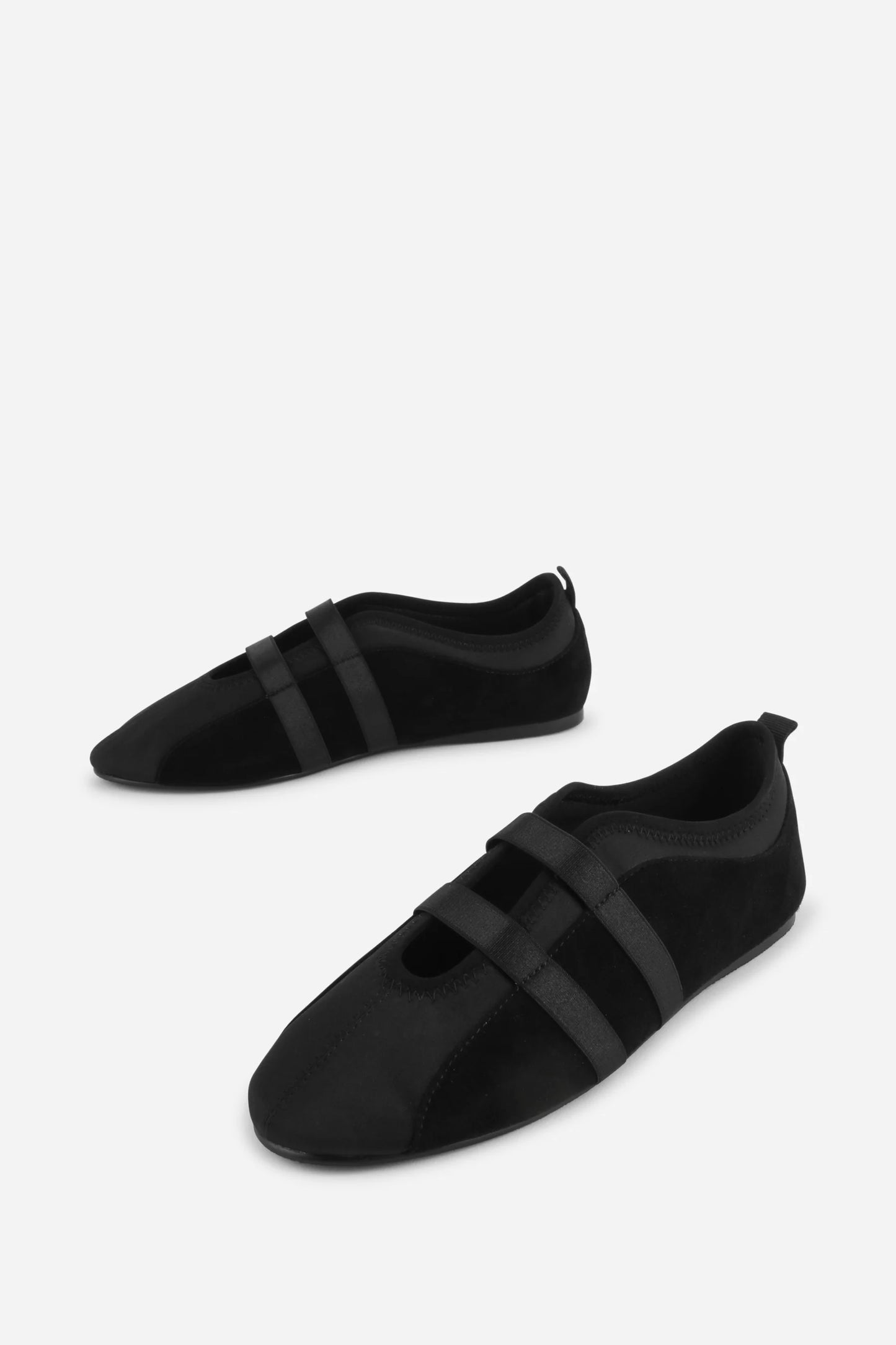 INTENTIONALLY BLANK SPORTY FLAT IN BLACK
