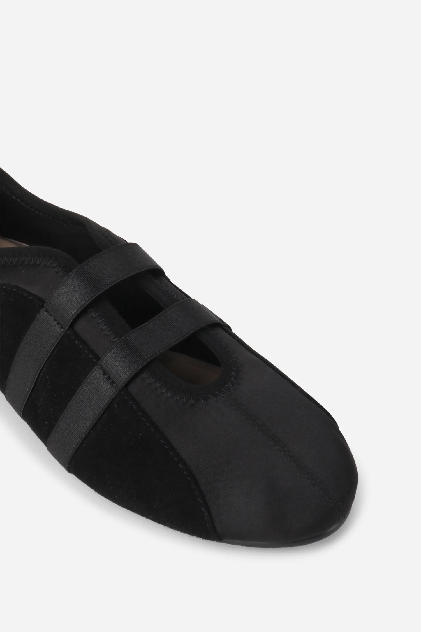 INTENTIONALLY BLANK SPORTY FLAT IN BLACK