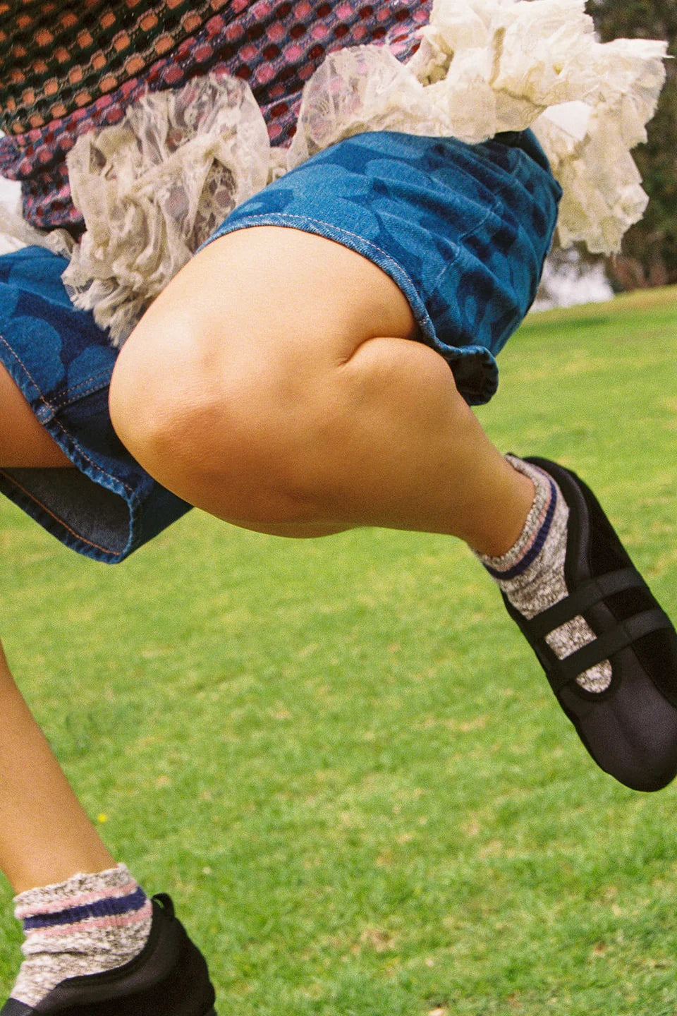 INTENTIONALLY BLANK SPORTY FLAT IN BLACK