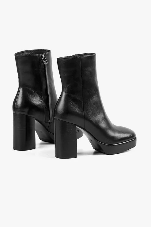 ALL BLACK SLEEK GLAMOUR BOOTIE