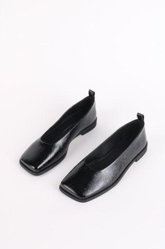 INTENTIONALLY BLANK SAUCER FLATS IN CAPRI AND BLACK PATENT