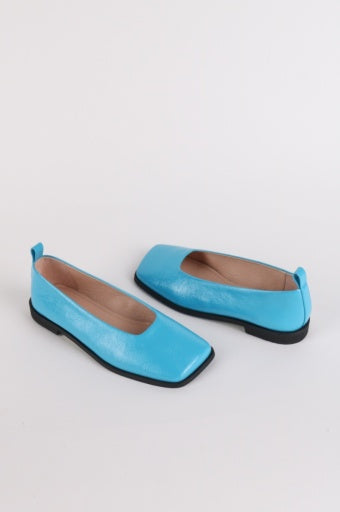 INTENTIONALLY BLANK SAUCER FLATS IN CAPRI AND BLACK PATENT