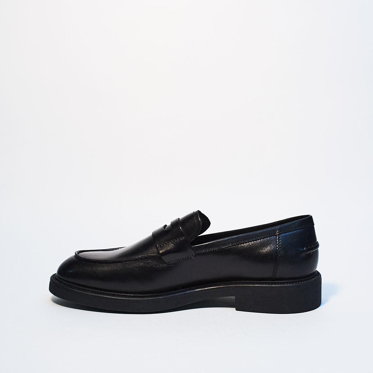 VAGABOND” COSMO チャンキーソールローファー Black/Mat